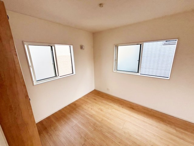 シンプルな洋室は、様々なインテリアに合わせやすいのが魅力です　