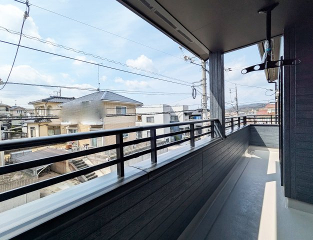 広々したバルコニーは洗濯干しに助かります