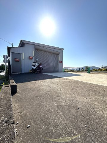 敷地内に十分な駐車スペースも御座います。駐車場から倉庫までの移動がスムーズにでき、荷物の出し入れも効率的に行えます。
