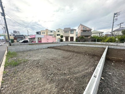 周辺には住宅が建ち並ぶ落ち着いたエリアに位置しています。道路に面しており交通アクセスも便利です。区画整理が施されており整った形状の土地です。現地土地写真から広さや使い勝手の良さが伝わります。