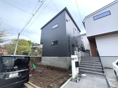 日当たりの良さを感じられる敷地です。周囲には新しい住宅が建ち並び開放感があります。広々としたスペースが確保されています。周辺環境も整然としています。