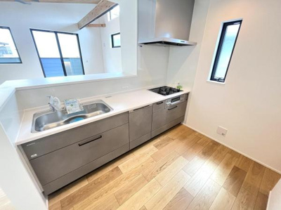 前面道路がフラットで車の出し入れがしやすい環境です。現地は開放感のある立地で周囲に高い建物が少ない点も魅力です。日当たりが十分に確保できる明るい場所となっています。敷地の形状も使いやすそうです。