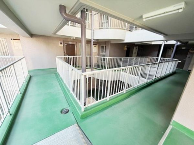 明るく開放感のある共用廊下です。手すりがしっかり設置されており安心感があります。スペースにゆとりがあるため動線もスムーズです。階段部分も見通しが良い設計です。共用部分の管理状態も良好です。