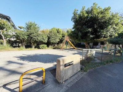 緑豊かな立地にある公園です。遊具が設置されており敷地内は清潔に保たれています。ベンチも設置されているので休憩にも便利です。周囲には木々が多く開放感があります。