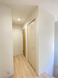 2階、廊下収納がございます。日用品のストックや家族共有の物も収納可能です。