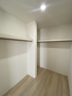 洋室には広々と下ウォークインクローゼットがあり、荷物の多い方でも安心ですね♪