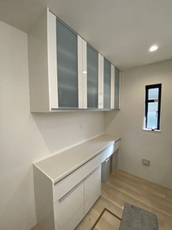 キッチン背面には広々としたカップボードがございます。食器を収納したり、調理家電を並べたりすることが可能です。ゴミ箱を収納できるスペースがあるのもオススメポイントです♪