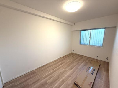 ナチュラルな色合いのフローリングが特徴的です。窓からの採光で室内が明るく感じられます。壁面がすっきりとしておりインテリアの配置がしやすい洋室です。照明も天井に設置され落ち着いた雰囲気が広がります。