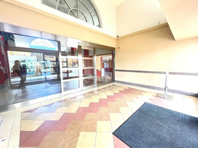 明るく開放的な印象のエントランスが魅力です。ガラス扉から自然光が差し込み清潔感のある空間となっています。タイル床が印象的で安心して利用できるスペースです。広々とした設計で出入りもスムーズです。