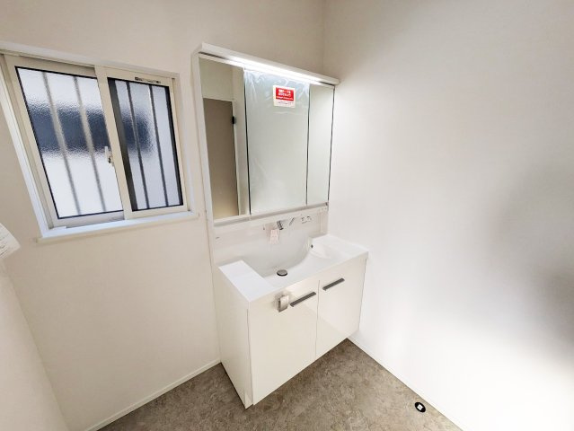 落ち着いた色合いの壁面が特徴の浴室。ゆっくり寛ぐ事の出来る空間です