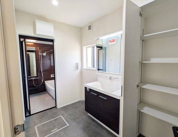 広々としているので身だしなみチェックにも最適です