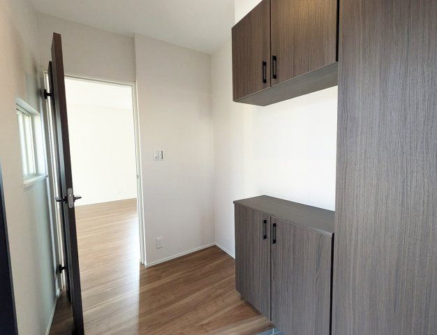 天井の高さまである大型のシューズボックスで家族の靴が増えても安心