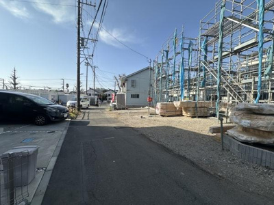 前面道路が広く車の出し入れがしやすそうです。敷地内は陽当たりが期待できそうな開放感があります。周囲には新築工事が進んでおり新しい街並みが形成されつつあります。現地の様子が分かる一枚です。