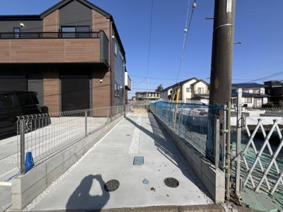 敷地内にはコンクリート舗装された駐車スペースがあります。駐車場はフェンスで区切られており車の出し入れもスムーズに行えます。清潔感のある明るい空間が広がっています。隣家との間隔も確保されています。