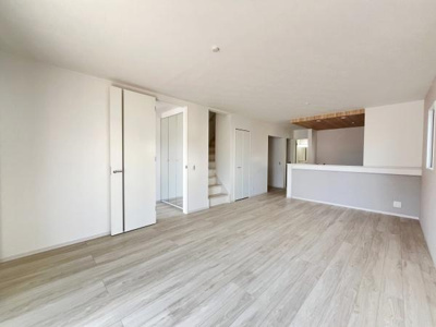 リビングは広々とした空間が広がり白を基調としたシンプルな内装が印象的です。大きな窓からは自然光がしっかりと差し込み明るさを感じさせます。