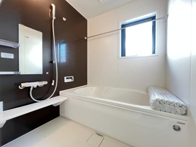 明るい窓付きのバスルームは清潔感ある空間が広がります。壁面のカラーアクセントがすっきりした印象を与えます。設備もしっかり整い快適にご利用いただけます。ゆったりとした浴槽が特徴です。