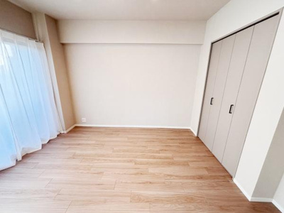 淡い色合いの床と壁が空間を広く感じさせます。大きな窓からしっかりと光が差し込みます。クローゼット付きで収納も便利です。シンプルなデザインで様々なインテリアと合わせやすい洋室です。