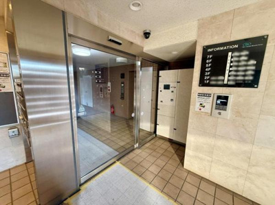 エントランスは明るく清潔感があります。ガラス扉で開放的な空間です。宅配ボックスやオートロックが設置されています。掲示板もあり案内が分かりやすいです。防犯カメラが設置されており安心感があります。