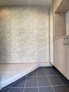 第一印象を美しく彩る美しいエントランス。広々とした玄関ポーチは、家族が同時に出入りする際も快適に。明るさだけでなく広さも十分に御座います。