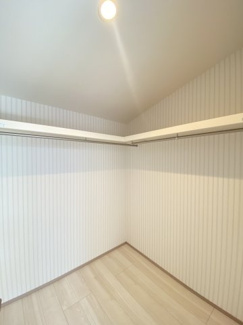 ウオークインクローゼット。季節物や大型家電など、しっかり収納いただけます。