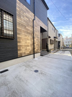 モダンで落ち着きのあるデザインです。住む人も訪れる人も心地よく感じる魅力的な佇まいです。