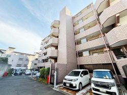 敷地内に平置きと機械式の駐車場が備わっております。道路からの出入りがしやすい配置です。複数台分のスペースがありますので安心してご利用いただけます。駐車場は建物のすぐそばに位置しています。