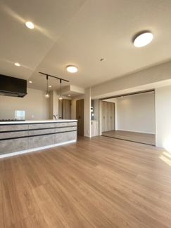 隣接するキッチンとは一体感があります。見通しもいいため、調理中もリビングの様子を確認することができます。