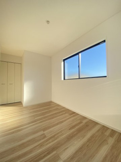 各居室窓付きです。温かな日差しが差し込み、風通しのよい設計にしております。