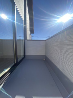 陽射しがたっぷり差し込む2階のバルコニーは、日々のお洗濯もラクラクです♪