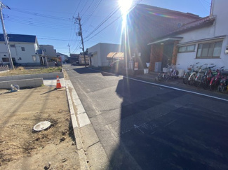 前面道路含む現地写真です。閑静な住宅街にございます。