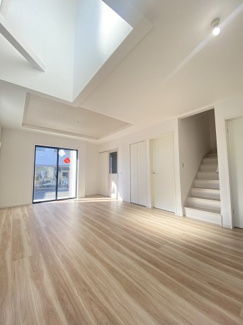 家族が集まる空間だからこそ、明るさと開放感にこだわったリビングになっております。