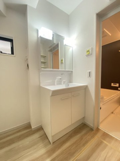 1階には洗面脱衣室・洗濯機置場を浴室に隣接しております。身だしなみから洗濯まで、日々の時短につながる設計です。