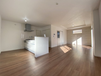 広々とした約19帖のLDK。家族が自然と集まる、心地よさに満ちたリビングです。