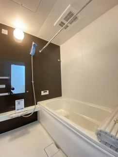 広さと使いやすさを兼ね備えた、リラックスできる浴室です。浴室換気乾燥暖房機付きです。