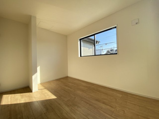 約6.5帖の洋室です。シンプルな間取でベッドや家具をゆったり配置可能です。
朝の目覚めも夜のくつろぎも心地よく快適にお過ごしいただけます。
