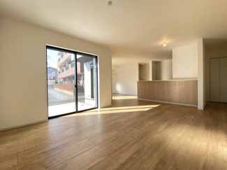 大きな窓から自然光がたっぷり差し込み、LDKが明るく開放的な空間に。家族みんなが自然と集まる居心地の良さと、風通しの良さが魅力の住まいです。