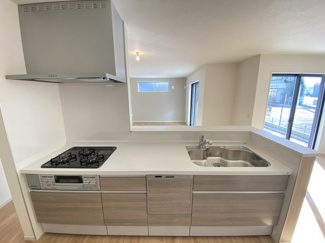 キッチンは使い勝手のいいシンプルなデザインです。引き出し収納が十分に備えられており、整理整頓しやすい仕様です。