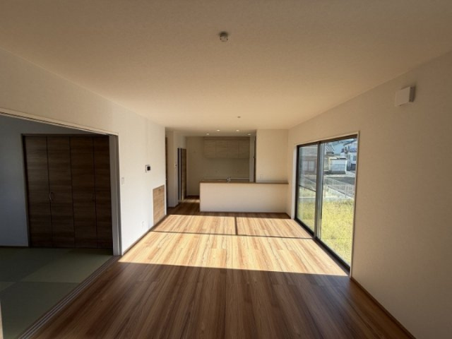 木目がしっかりとした落ち着きのあるフローリングが主役。木のぬくもりを感じながらのびのびと暮らせます。