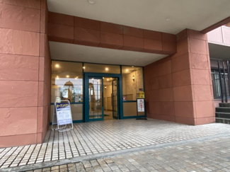 温かみのあるエントランス。毎日の帰宅が楽しみになるような、落ち着いたエントランスです。