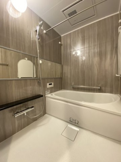 清掃性に優れたユニットバスルーム☆ワイドミラー・水栓メタル仕様で落ち着きのあるデザインになっております。毎日ゆったりとご入浴いただけます。