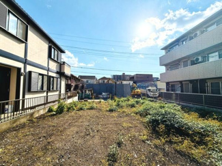 日当たりの良い空き地です。周囲には住宅やマンションが並び住環境が整っています。ゆとりある敷地でさまざまな活用が可能です。現状は更地のため自由な設計が検討できます。