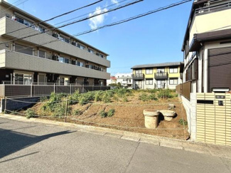 広々とした敷地が特徴的で日当たりも良好です。周囲は集合住宅が多く落ち着いた雰囲気を感じられます。道路からアクセスしやすい立地が魅力の一つです。フェンスで囲まれた安心感も備えています。