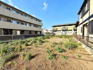 広々とした敷地が印象的です。周囲には集合住宅が並び明るい日差しが差し込んでいます。隣接する建物との距離も確保されています。空が広く感じられる開放感があります。