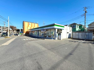 コンビニエンスストアが近くにありちょっとした買い物にも便利な立地です。周辺の道路も広く出入りがしやすい環境です。建物の近くには住宅や他の施設も見られ生活利便性が高いエリアです。