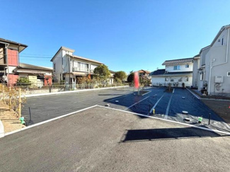 広々とした敷地が魅力的な外観です。周辺には住宅が立ち並び開放感があります。明るい陽射しを感じられる立地です。