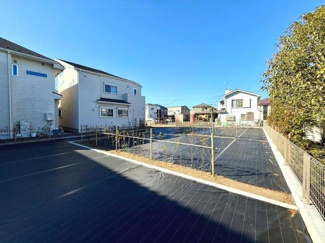 開放感のある現地土地写真です。周囲には新しい住宅が並び整った街並みが広がっています。平坦な形状で使いやすく様々なプランに対応可能です。日当たりの良さも特徴的です。
