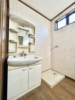 自然光が入る窓付きの洗面脱衣室。湿気がこもりにくく、清潔な環境を保ちやすい設計です。