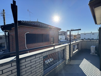 遮る建物が少なく、たっぷりと陽光が差し込む眺望。晴れた日には空の広がりを感じられる、開放的なロケーションです。