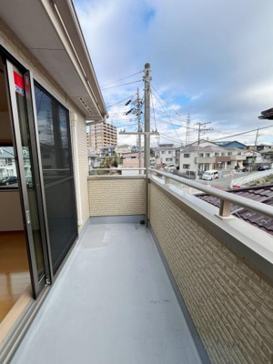 開放感のあるバルコニーは室内からのアクセスも良好です。視界が広がるため周囲の景色を楽しめます。手すりが設置されており安全面にも配慮されています。ゆったりしたスペースが確保されています。