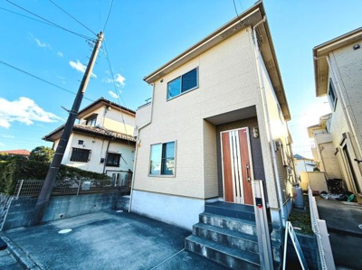 シンプルな外観が印象的な住まいです。前面のスペースは駐車もしやすく活用しやすい設計です。周囲には同様の住宅が並び落ち着いた雰囲気が感じられます。